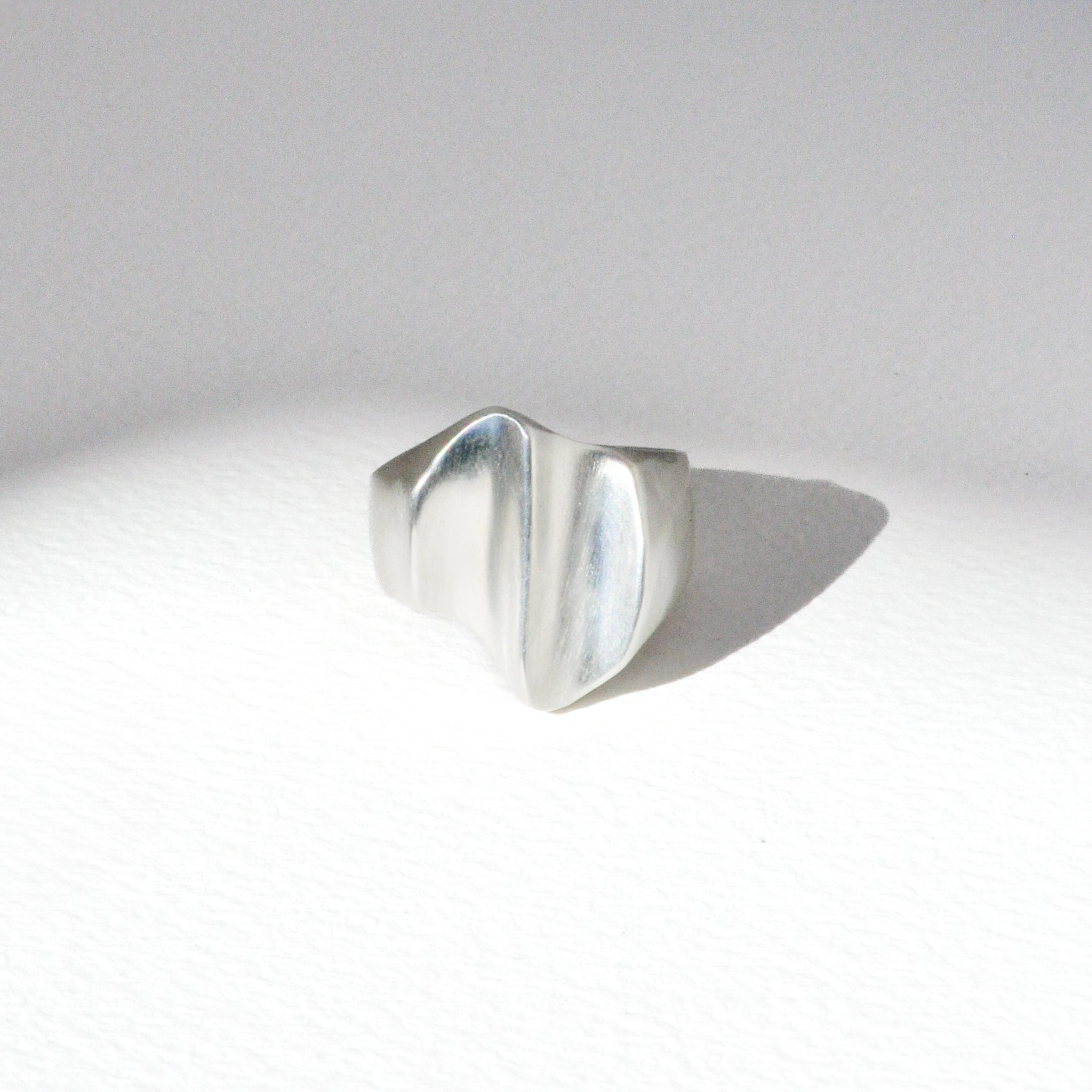 Vintage Modernist Sculpted Ridge Ring | White/Space
